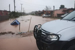 Chuva volumosa alaga ruas e desabriga moradores no RS