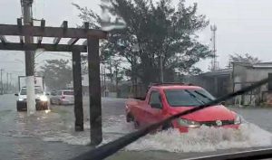 Forte pancada de chuva causa alagamentos e resgates no Litoral Norte