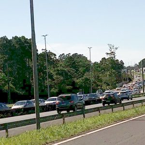 Volta do feriadão de Páscoa causa filas gigantes no Litoral