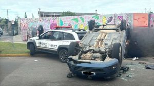 Viatura da BM atingida em capotamento em Capão da Canoa