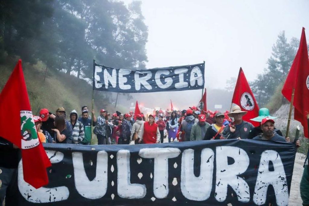 Marcha do MST bloqueia BR-290