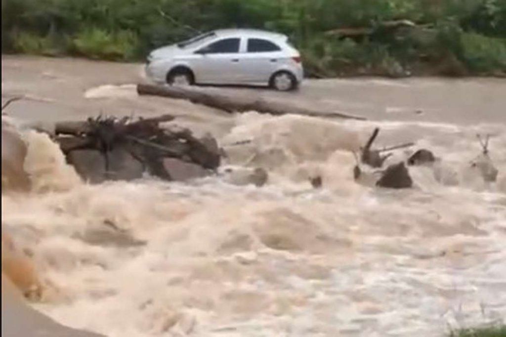 Casal de idosos é resgatado após ficar cercado por correnteza em Caraá