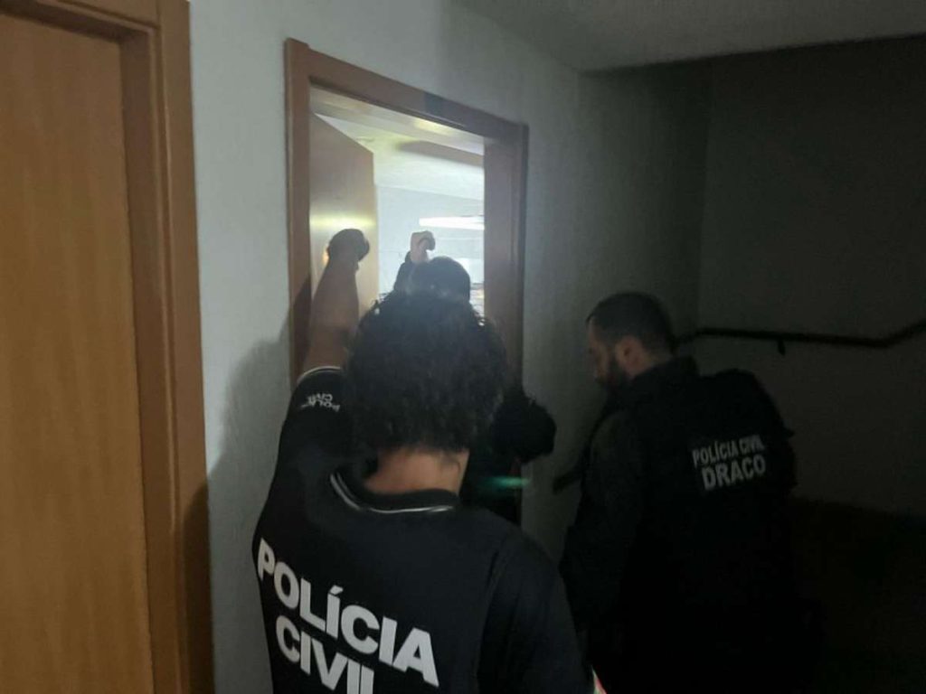 Polícia busca lança-foguetes antitanque negociado por criminosos no Litoral