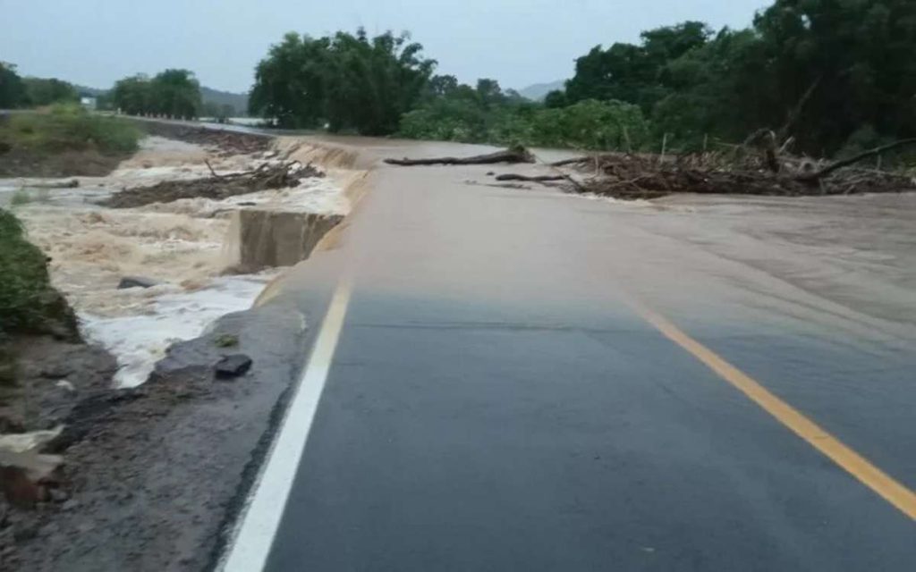 Tempestade causa bloqueios em rodovias do RS