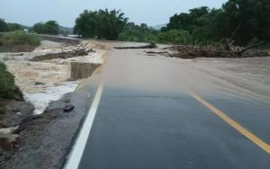 Tempestade causa bloqueios em rodovias do RS
