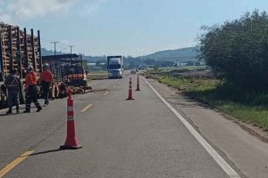 Tombamento de caminhão interdita parcialmente ERS-474