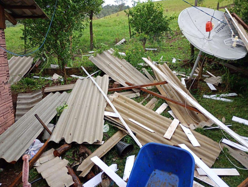Tornado deixa rastro de destruição em cidade do RS
