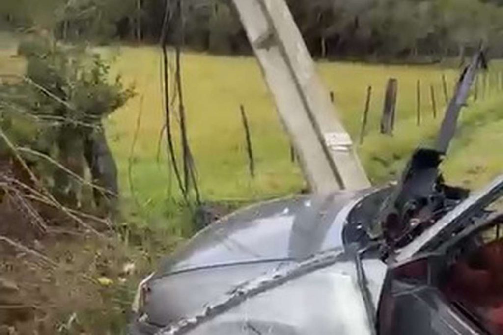 Acidente em Osório: carro destrói poste