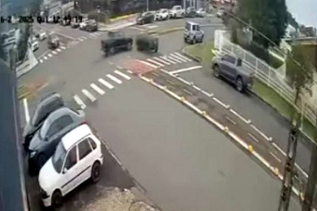 Câmera flagra acidente envolvendo 3 carros em Osório