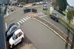 Câmera flagra acidente envolvendo 3 carros em Osório