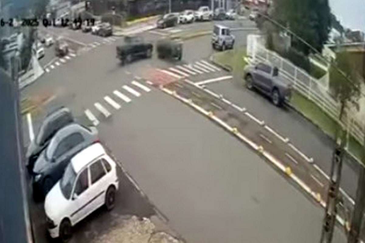 Câmera flagra acidente envolvendo 3 carros em Osório