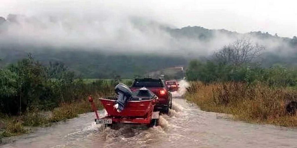 Carro é levado pela água no interior do RS; buscas seguem