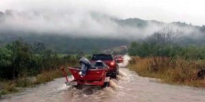 Carro é levado pela água no interior do RS; buscas seguem