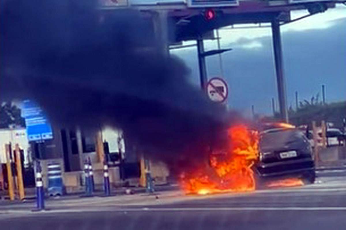 Carro pega fogo na Freeway