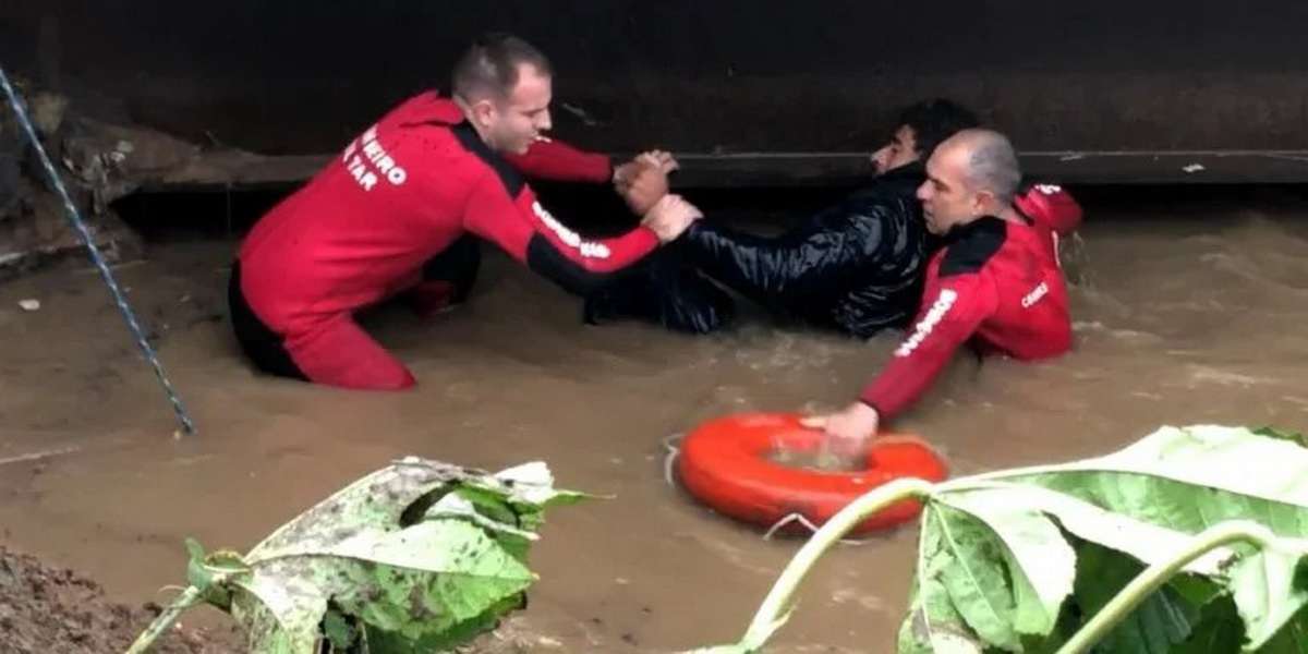 Criminosos , Chuva no RS, Homem é resgatado durante chuva intensa no RS