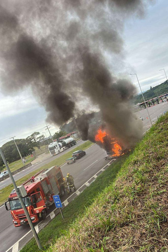 Incêndio em ônibus da Unesul assusta passageiros na BR-101