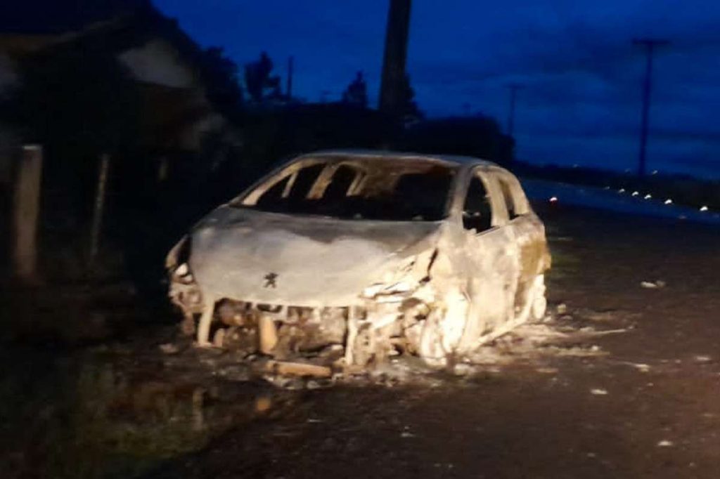 Carro incendiado em Osório. Peugeot carbonizado