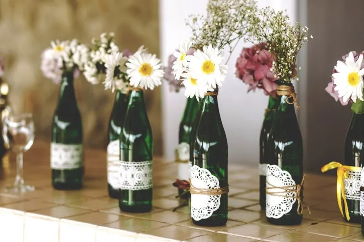 Transforme garrafas de vidro em vasos decorativos