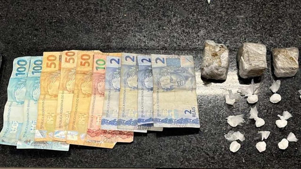 Dupla flagrada com drogas e munições