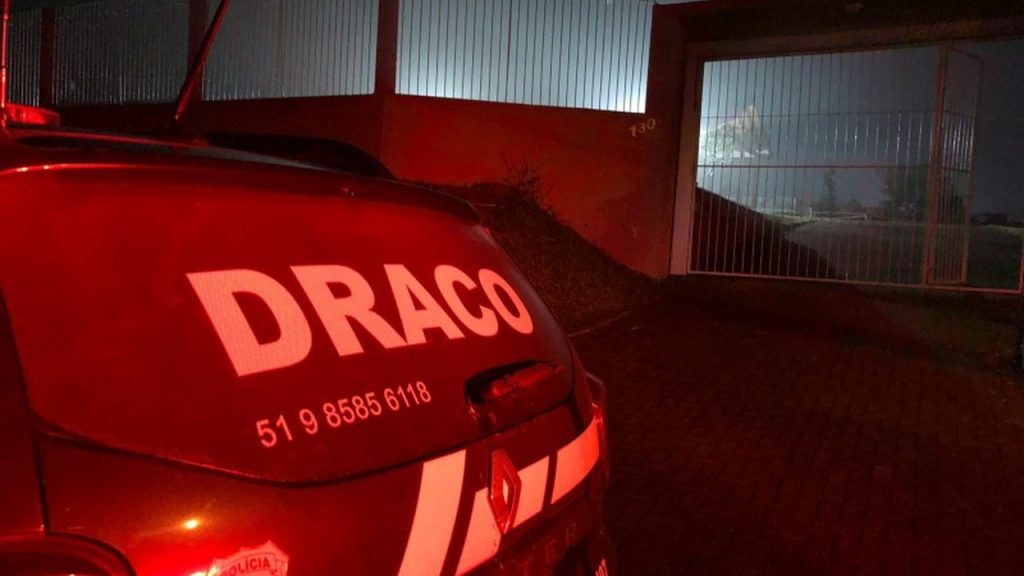 Joias, fuzis e extorsão