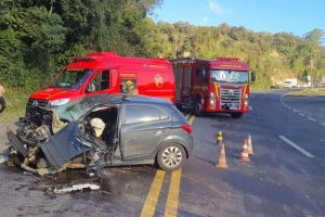 Acidente na BR-470: caminhão despenca de barranco após colisão e deixa 3 feridos