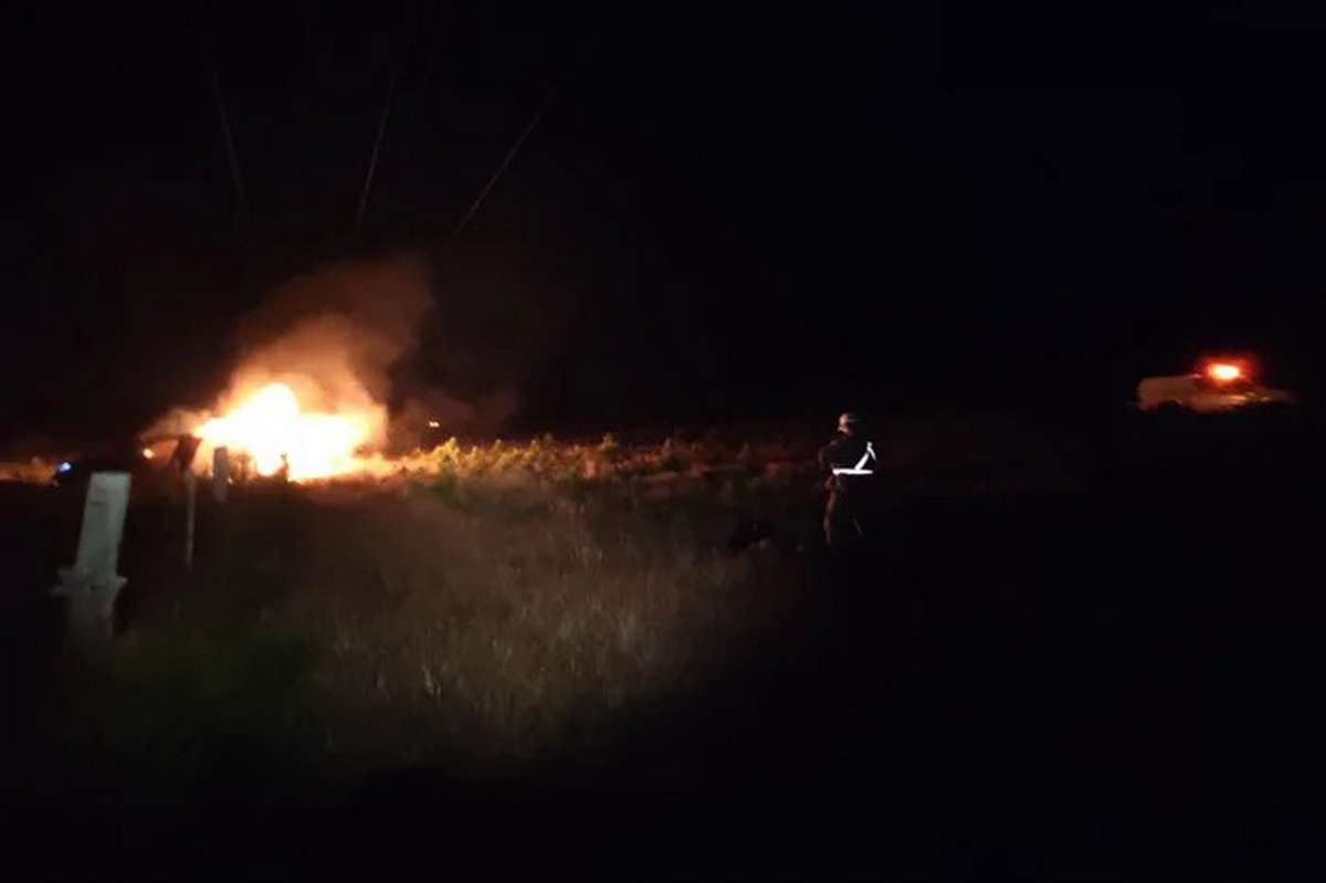 Acidente na Estrada do Mar deixa homem ferido após carro incendiar