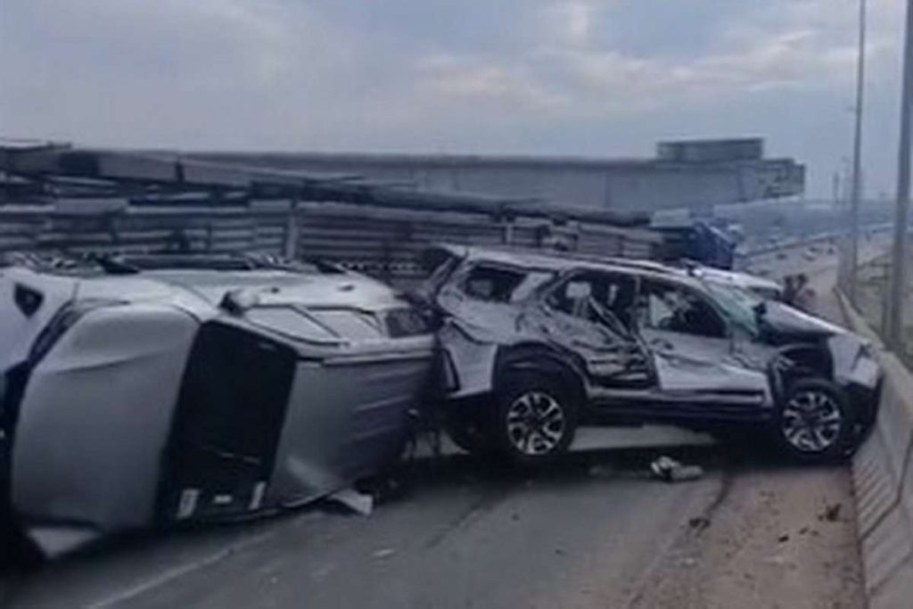 Caminhão cegonha tomba na nova ponte do Guaíba