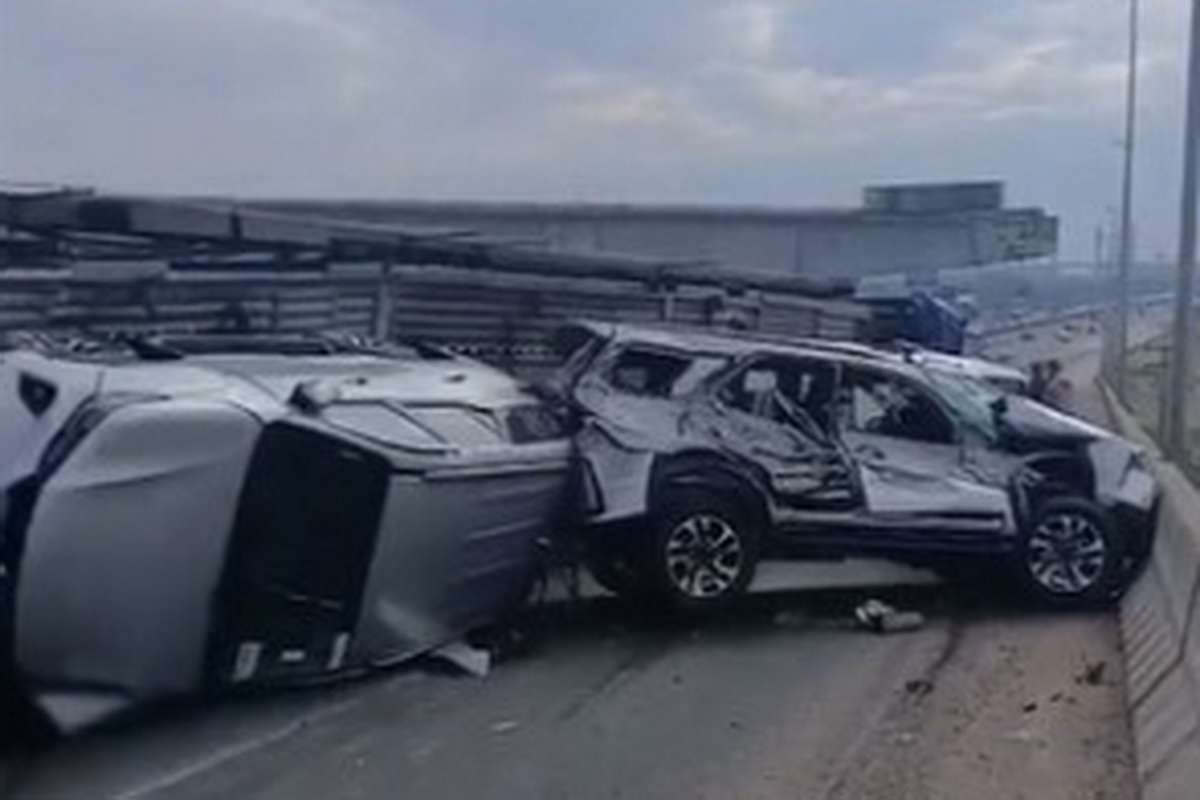 Caminhão cegonha tomba na nova ponte do Guaíba