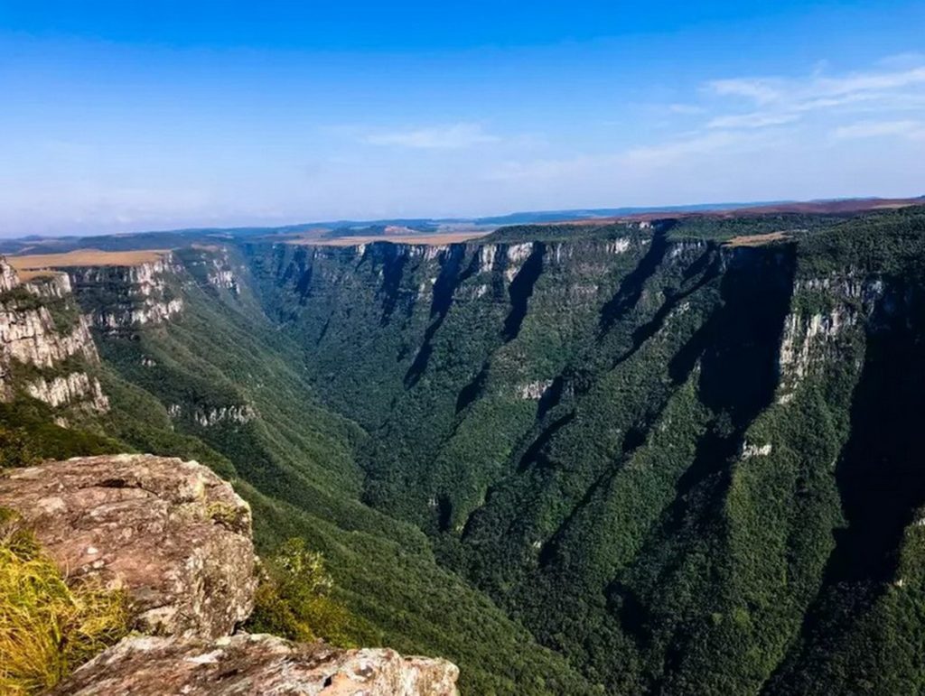 Drone com câmera térmica localiza menina