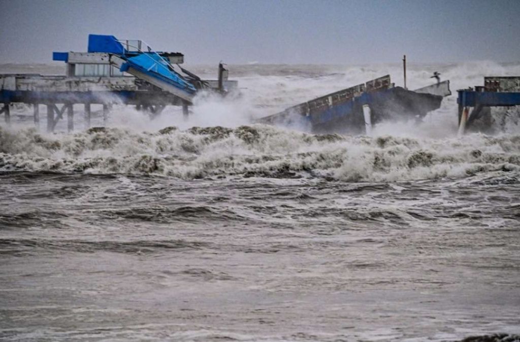 Ciclone destrói parte da plataforma marítima de Atlântida