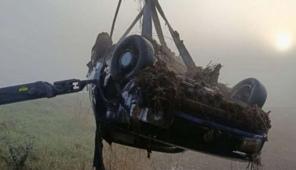 Duas pessoas morrem após carro cair em lago às margens da BR-101