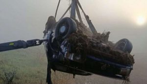 Duas pessoas morrem após carro cair em lago às margens da BR-101