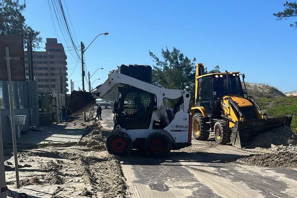 Forte ressaca do mar força mutirão de limpeza nas praias de Osório