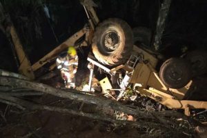 Idoso morre em capotamento de retroescavadeira no Litoral