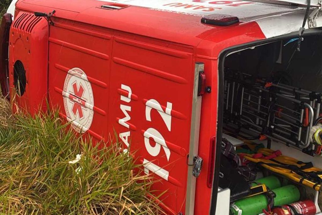 Ambulância do SAMU capota na ERS-030