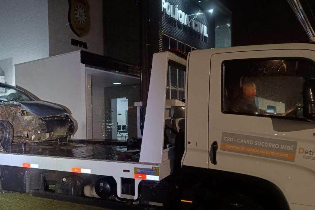 Motorista bate em poste e é preso em Imbé