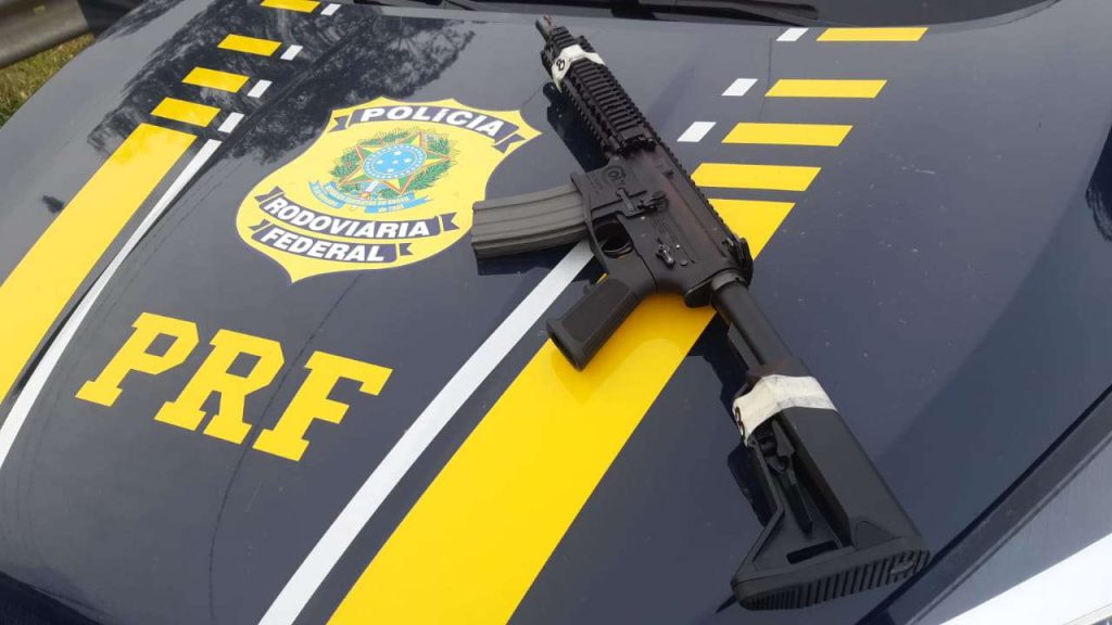 PRF prende quatro homens com fuzil e drogas em operações no Litoral