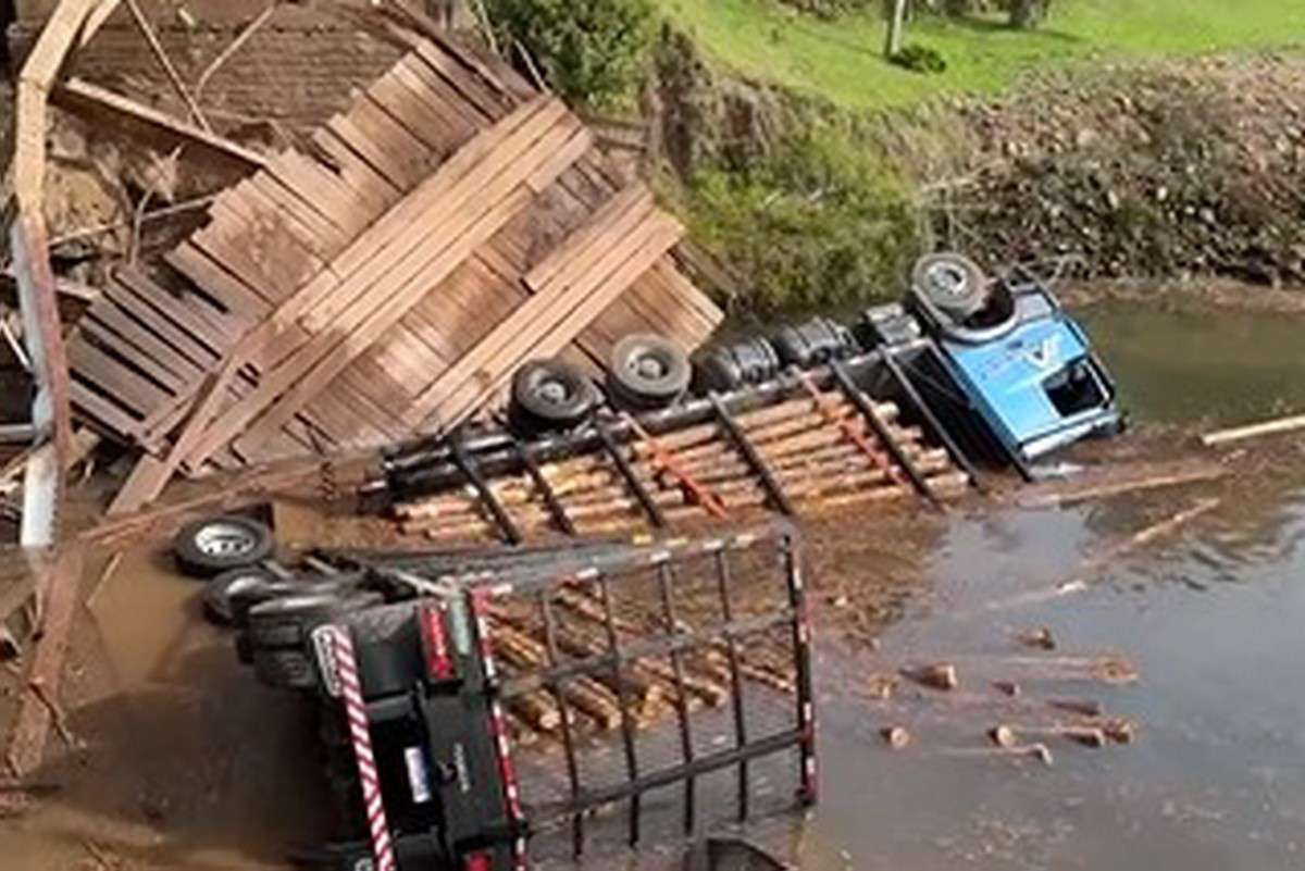 Ponte desaba em Caraá com caminhão bitrem