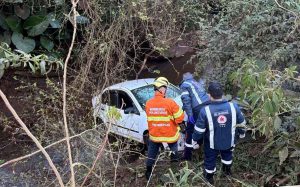 Queda de carro em córrego