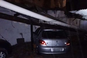 Vento derruba parede de obra sobre casa durante ciclone no Litoral
