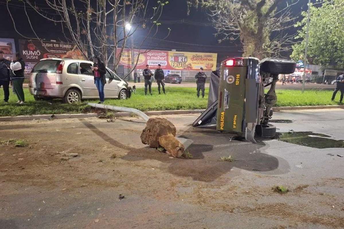 Viatura da Brigada Militar capota