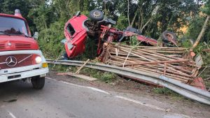 Caminhão colide com guard-rail