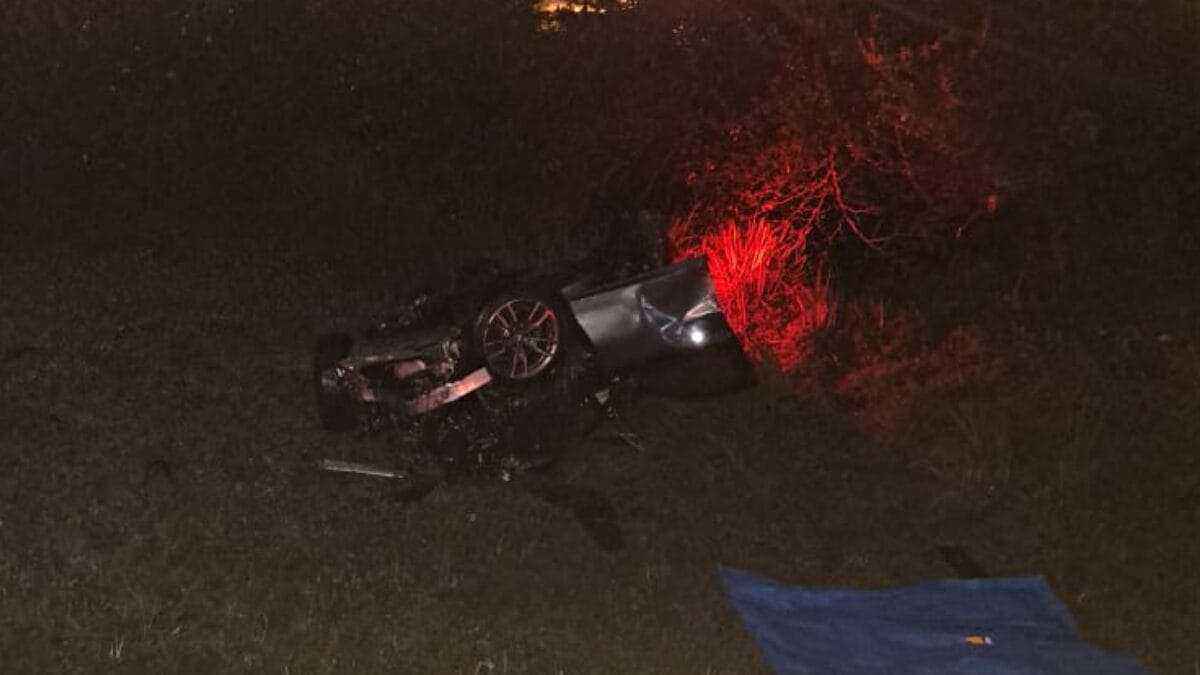 Acidente na BR-101 mata motorista de BMW e incendeia Kombi