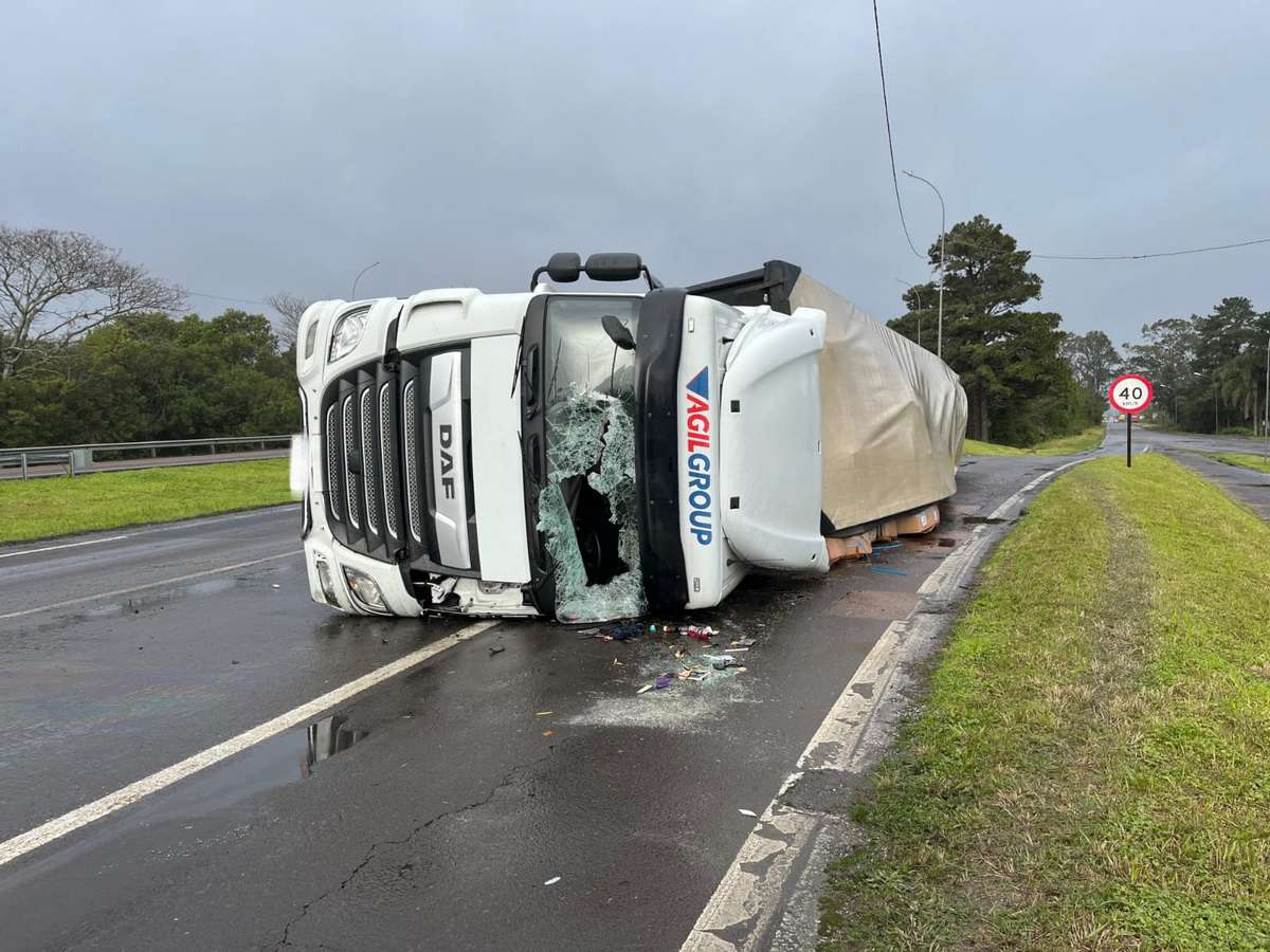 Acidente na Freeway deixa carreta tombada e motorista ferido em Osório
