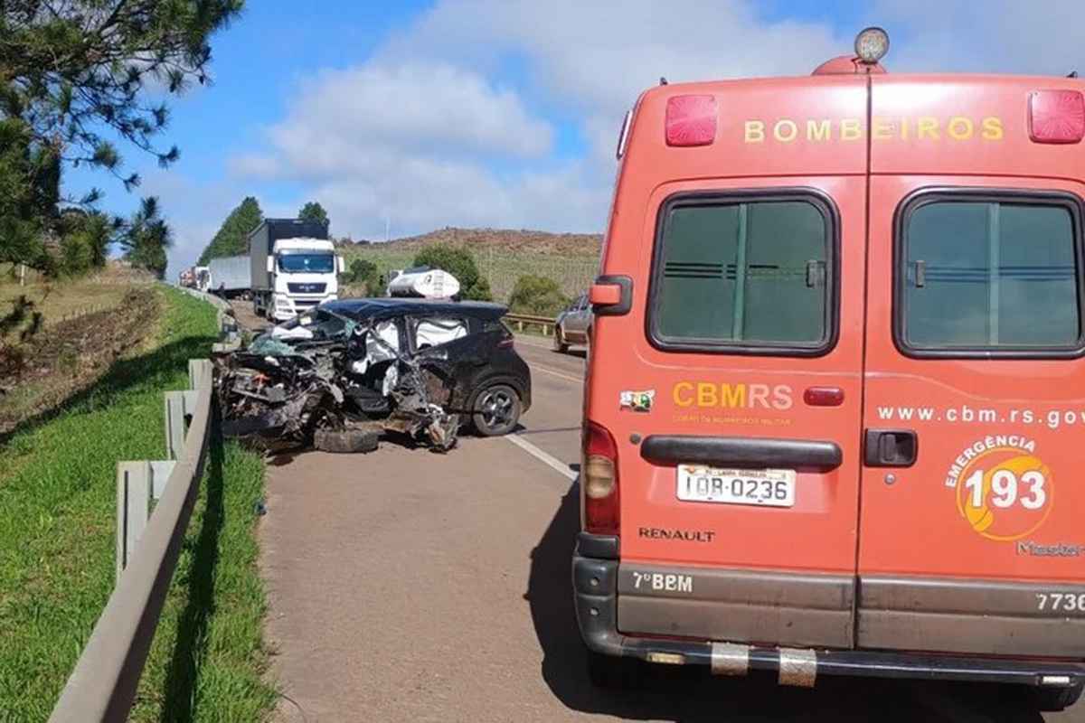 Acidente envolvendo carro, caminhão e carreta deixa motorista em estado grave na BR-285