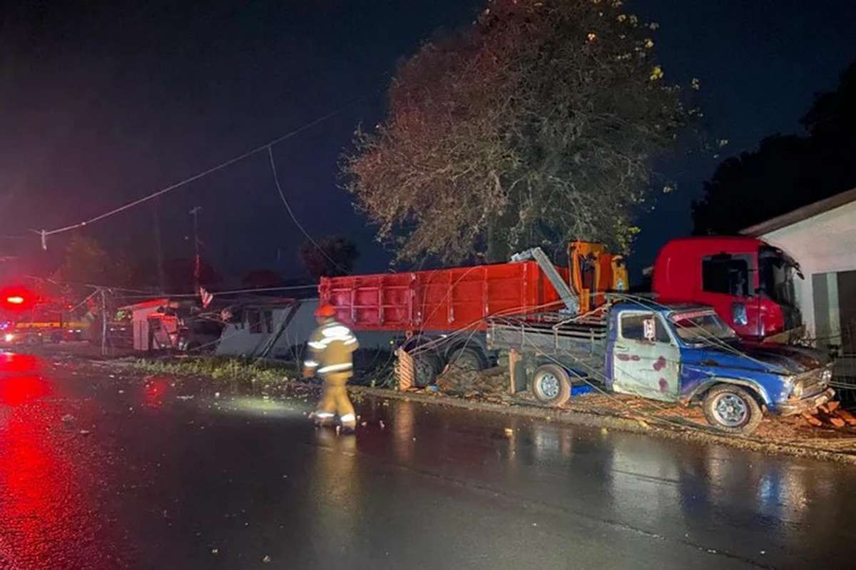 Caminhão desgovernado atinge casas no RS