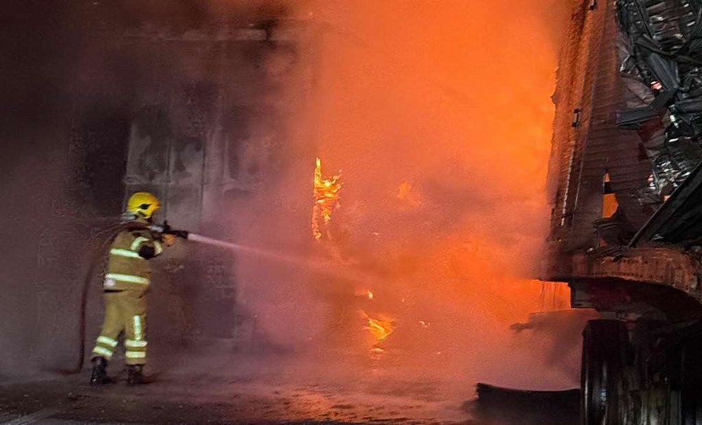 Carretas pegam fogo após acidente na BR-290 em Santo Antônio da Patrulha