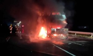 Incêndio em carreta cegonha na BR-101 mobiliza resgate em Terra de Areia