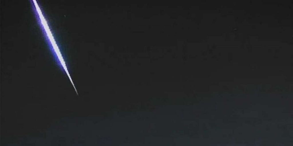 Meteoro das Perseidas é registrado com brilho intenso no Litoral Norte