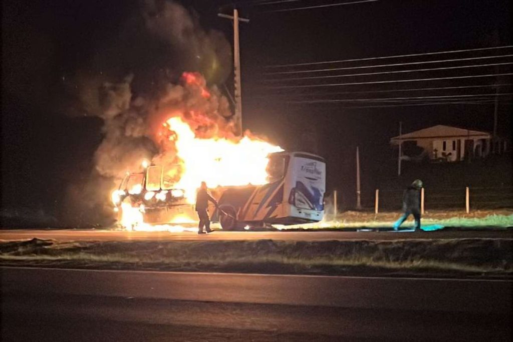 Ônibus pega fogo na BR-101 e mobiliza bombeiros em Osório